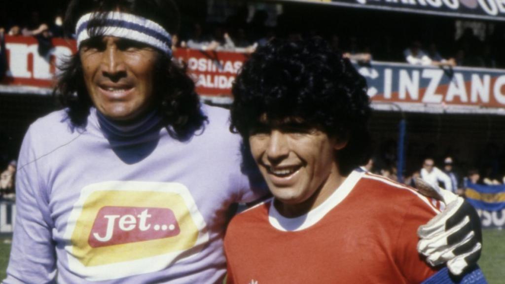 Hugo 'El Loco' Gatti, junto a Diego Armando Maradona