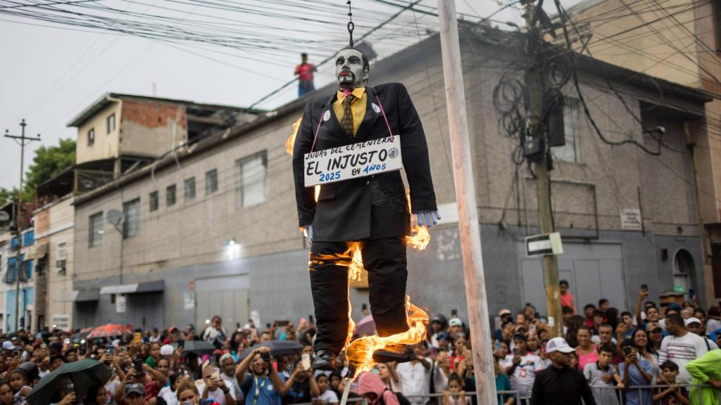 Chavistas prenden fuego a un muñeco de Bukele en la tradicional Quema de Judas del Domingo de Resurrección.