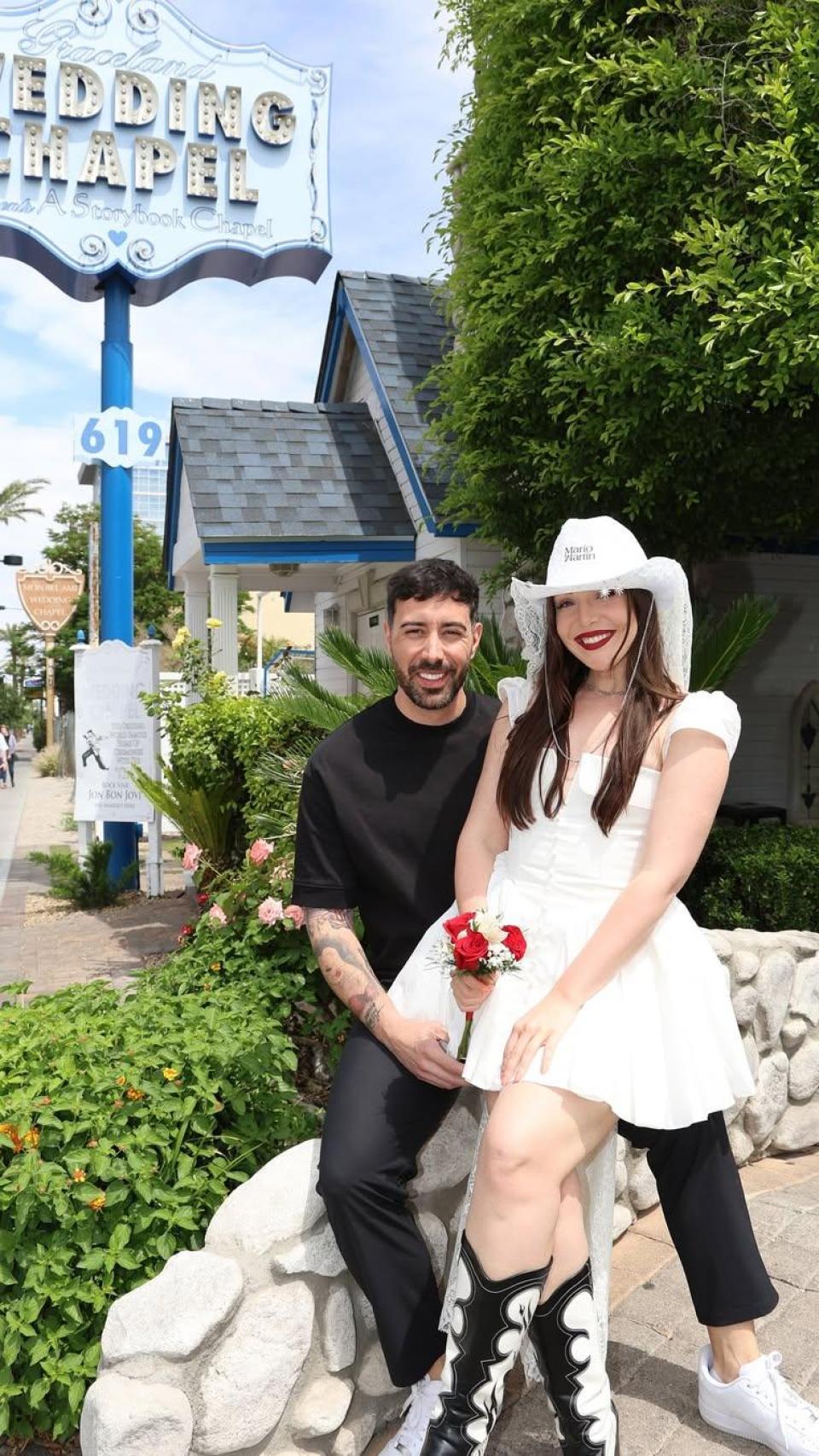 Inés Hernand, con su novio, en la ciudad estadounidense de Las Vegas.