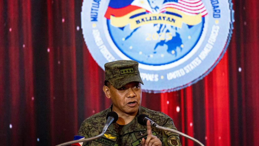 El jefe del Estado Mayor filipino, Romeo Brawner Jr., intervino en la ceremonia inaugural de las maniobras conjuntas Balikatan entre Filipinas y EEUU, celebrada este 21 de abril en la sede militar de Quezon City, en Manila.
