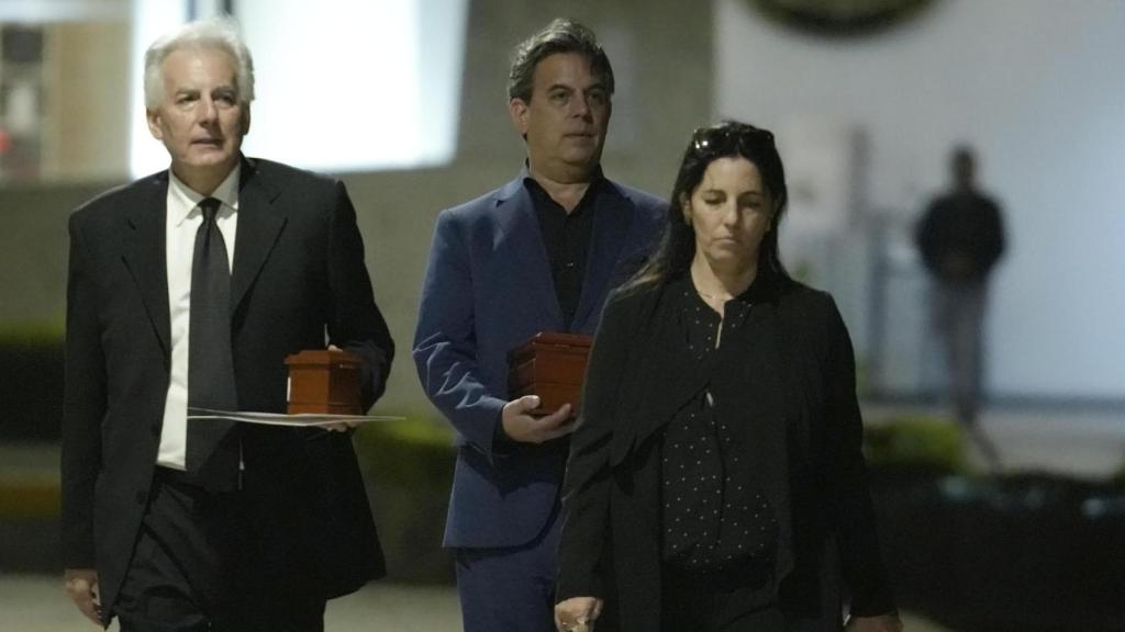 Los tres hijos de Mario Vargas Llosa tras la muerte del escritor.