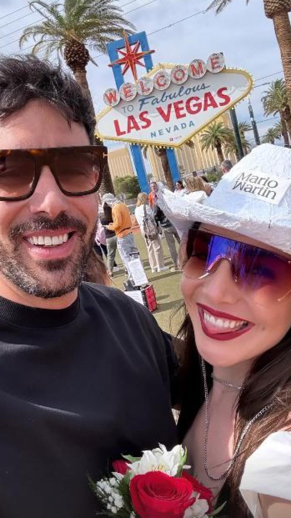 La presentadora, con su pareja, tras haberse dado el 'sí, quiero'.