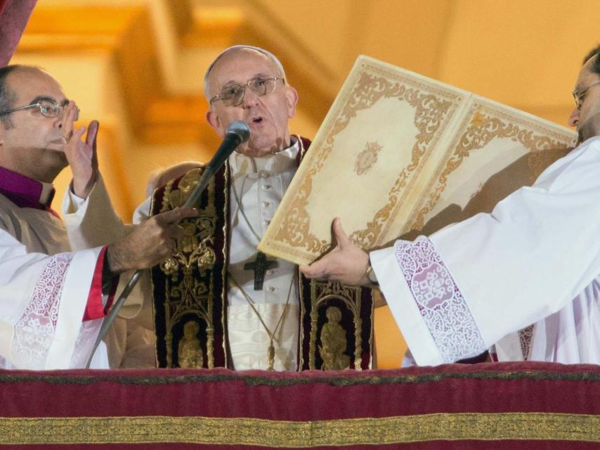 Jorge Mario Bergoglio se dirige a miles de peregrinos reunidos en la Plaza de San Pedro del Vaticano tras ser elegido nuevo pontífice.