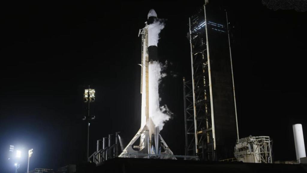 Cohete Falcon 9 con nave Dragon en la misión CRS-32