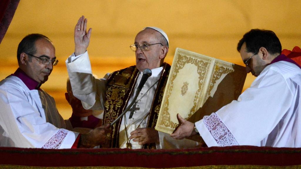 Francisco, en el balcón de la basílica de San Pedro tras ser elegido Papa el 13 de marzo de 2013.