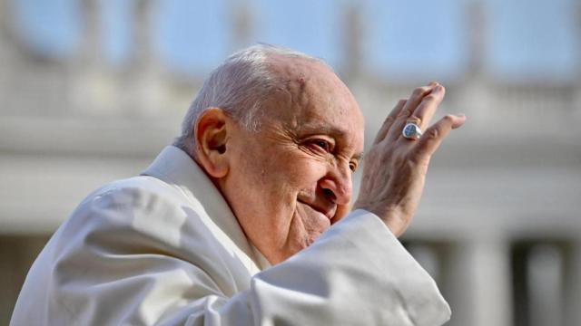 El Papa Francisco saluda a los fieles durante una audiencia general en la Plaza de San Pedro, Ciudad del Vaticano.