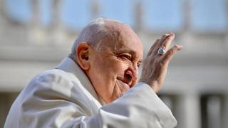 El Papa Francisco saluda a los fieles durante una audiencia general en la Plaza de San Pedro, Ciudad del Vaticano.