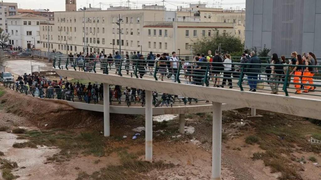 Miles de personas se desplazan desde Valencia a La Torre para ayudar a los afectados por las inundaciones. EFE/Ana Escobar