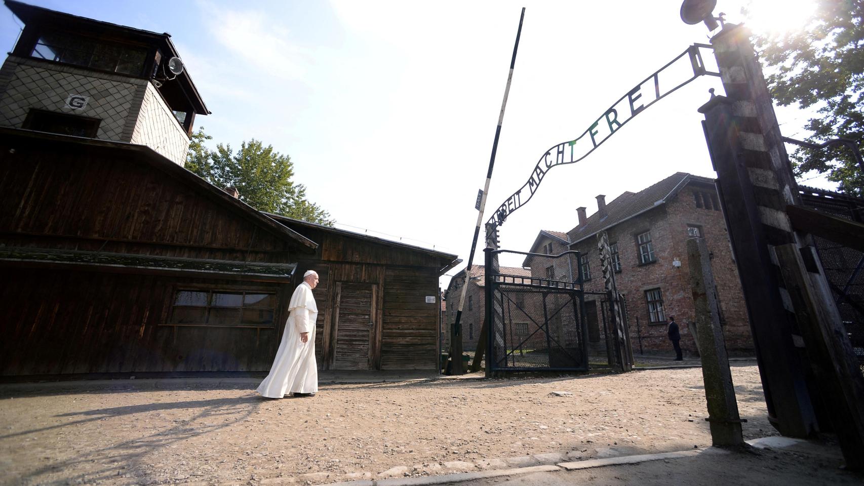 El Papa, durante una visita al campo de exterminio nazi de Auschwitz en 2016.