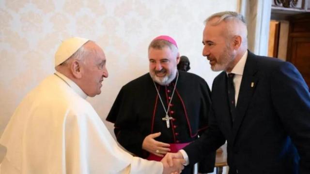 El Papa Francisco saluda a Jorge Azcón