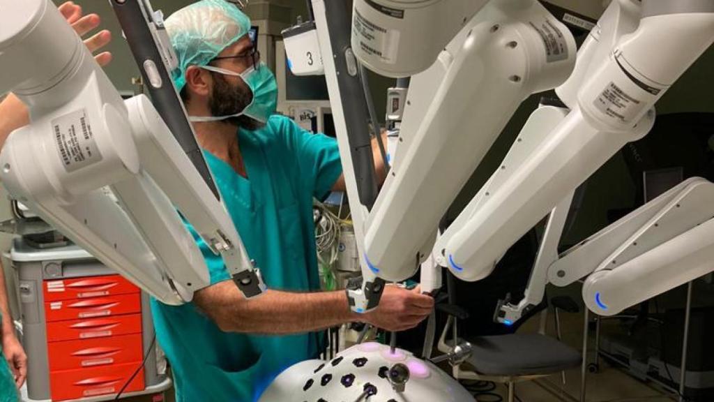 Una foto de archivo del robot DaVinci, manipulado por un sanitario murciano.