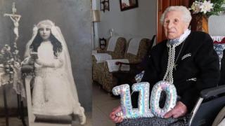 Concha Lax sostiene los globos de la celebración de su 110 cumpleaños; y a la izquierda, una foto de cuando hizo la comunión en 1924.