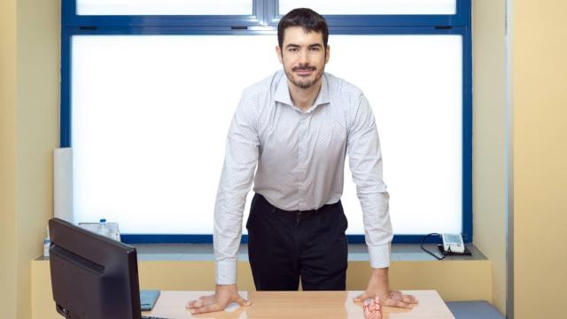 El endocrino Joaquín Puerma en su consulta.