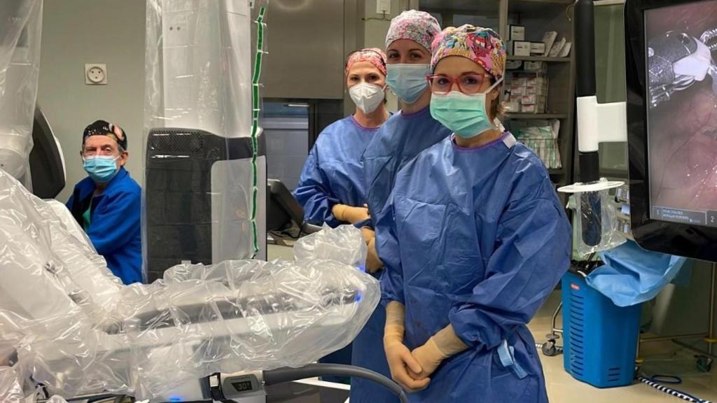 Sanitarios del Hospital Reina Sofía se toman una fotografía tras una intervención quirúrgica.