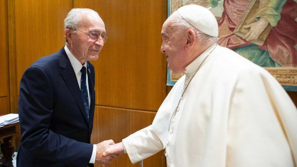 Imagen de archivo de Francisco de la Torre, alcalde de Málaga, junto al Papa Francisco.