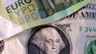 Un billete de euro y otro de dólar.