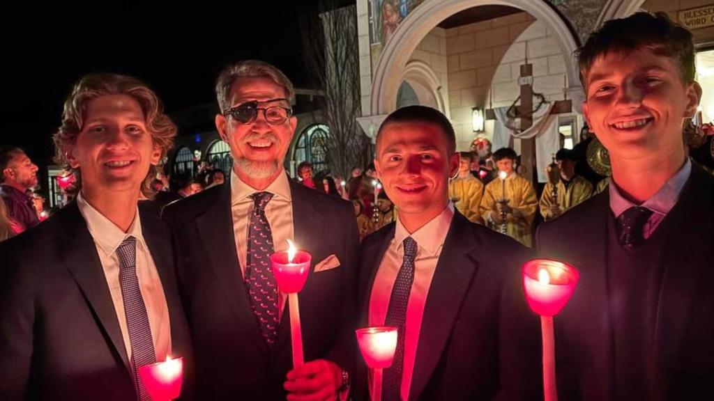 Pablo de Grecia y tres de sus hijos en la Vigilia Pacual.