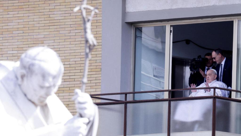 El Papa Francisco saluda al recibir el alta en el Hospital Gemelli.