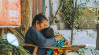 Mujer birmana con su bebé.