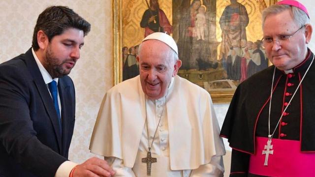 El obispo de Cartagena, José Manuel Lorca (d), el presidente de Murcia, Fernando López Miras (i), y el Papa Francisco, durante su audiencia en el Vaticano en 2023.