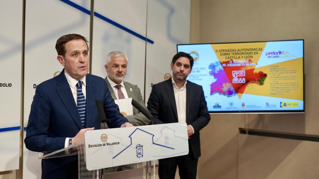 El presidente de la Diputación de Valladolid, Conrado Íscar; el presidente de la Asociación Víctimas del Terrorismo en Castilla y León, Sebastián Nogales; y el vicedecano del Colegio Oficial de Periodistas de Castilla y León, Jorge Francés