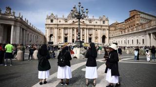Los fieles se congregan delante del Vaticano para llorar la muerte del papa Francisco.