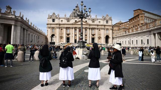 Los fieles se congregan delante del Vaticano para llorar la muerte del papa Francisco.