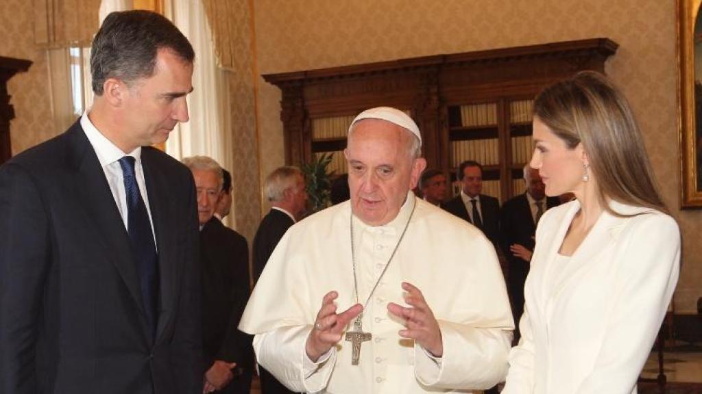 Los Reyes Felipe VI y Letizia, durante su encuentro con el Papa Francisco, en 2014.