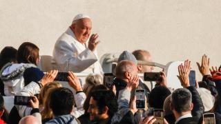 El Papa Francisco saluda a fieles en la Plaza de San Pedro, Vaticano, el 4 de diciembre de 2024