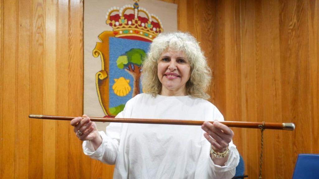 Diana Piñeiro, alcaldesa de Cambre, con el bastón.