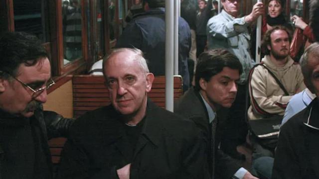 El Papa en el metro cuando era sacerdote.