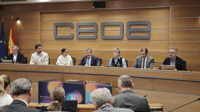 Juan Luis Pedreño (PP), Tesh Sidi (Sumar), Francisco Hortigüela (Ametic), Luisa Sanz (PSOE) y Pedro Fernández (VOX), junto a Antonio Cimorra y Enrique Serrano en los extremos.