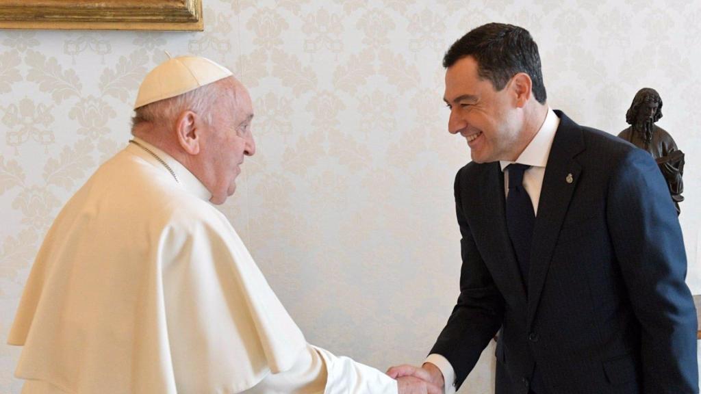 El presidente de la Junta, Juanma Moreno, durante una visita al Papa Francisco.