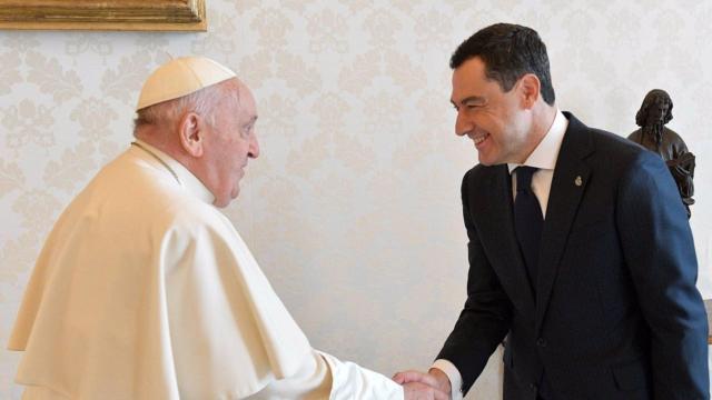 El presidente de la Junta, Juanma Moreno, durante una visita al Papa Francisco.