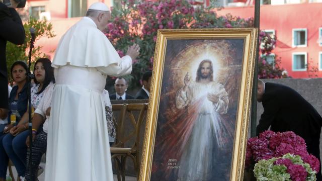 El papa Francisco visitando el santuario del jesuita San Alberto Hurtado el 16 de enero de 2018, en Santiago (Chile).