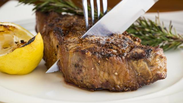 Alguien cortando un trozo de carne