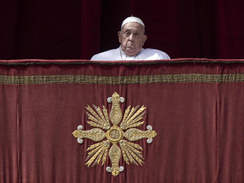 El papa Francisco durante la bendición Urbi et Orbi tras la misa del Domingo de Resurrección en la Plaza de San Pedro Vaticano.