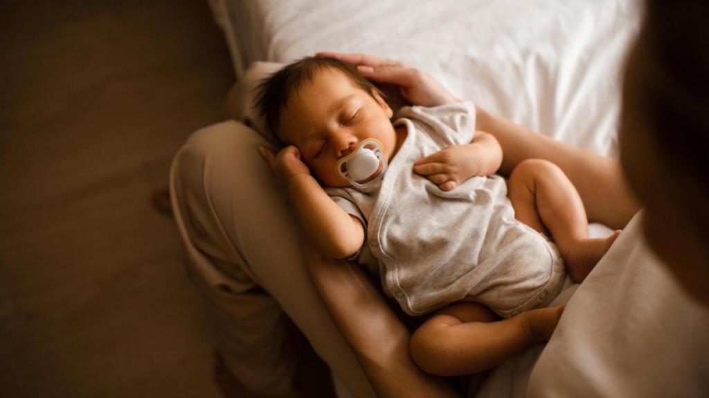 Un bebé durmiendo