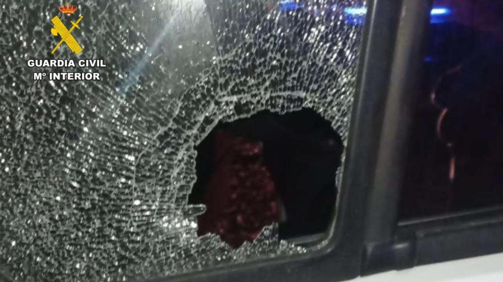 Imagen del cristal roto de un camión en un intento de robo en Zaragoza