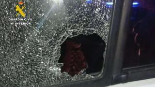 Imagen del cristal roto de un camión en un intento de robo en Zaragoza