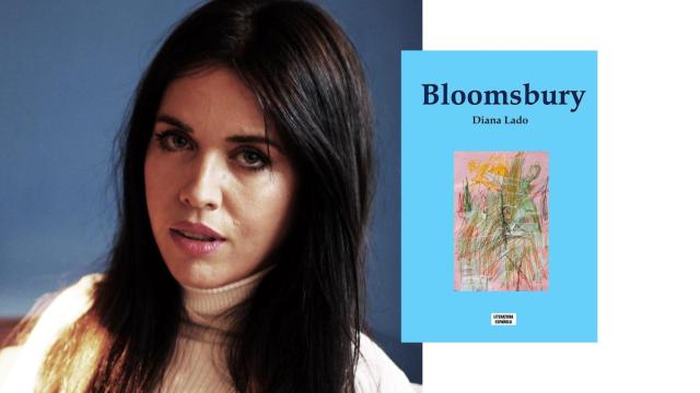La escritora Diana Lado junto a la portada de su libro, 'Bloomsbury'.