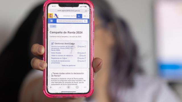 Un teléfono móvil con la 'app' de la Agencia Tributaria para hacer la declaración de la Renta.