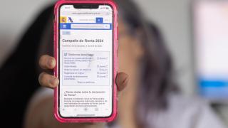 Un teléfono móvil con la 'app' de la Agencia Tributaria para hacer la declaración de la Renta.
