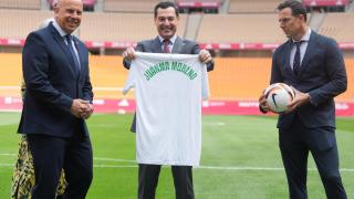 Juanma Moreno, este lunes en el estadio de La Cartuja de Sevilla.