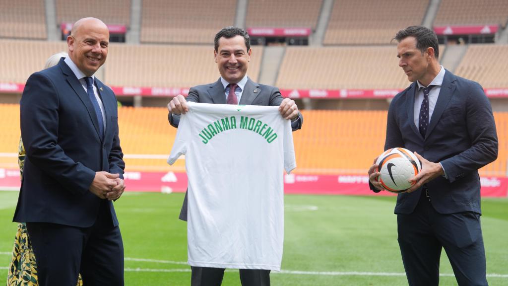 Juanma Moreno, este lunes en el estadio de La Cartuja de Sevilla.