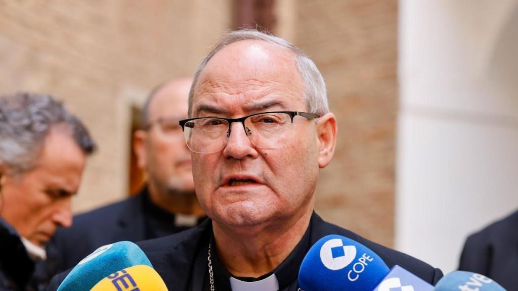 El arzobispo de Toledo, Francisco Cerro, en una comparecencia ante los medios de comunicación tras la muerte del Papa Francisco