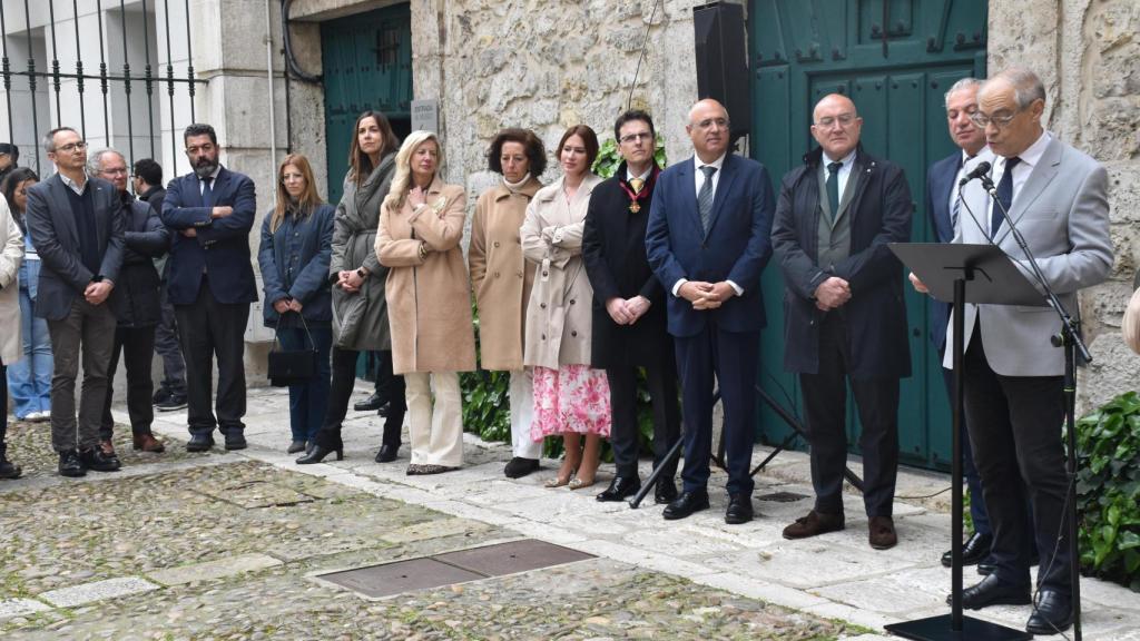 El delegado del Gobierno en Castilla y León, Nicanor Sen; el subdelegado del Gobierno en Valladolid, Jacinto Canales; y el alcalde de Valladolid, Jesús Julio Carnero, junto al resto de la corporación municipal.