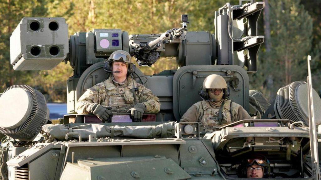 Tropas americanas cargan un sistema para misiles Stinger en Estonia.