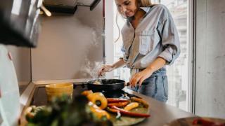 Mujer cocinando.