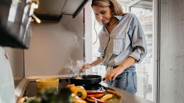 Mujer cocinando.
